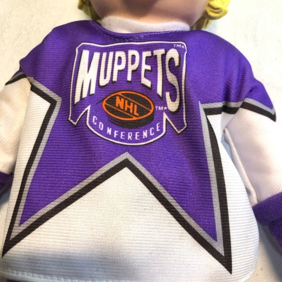 Vintage 1995 Hockey Miss Piggy Muppets McDonald’s NHL - Picture 4 of 7